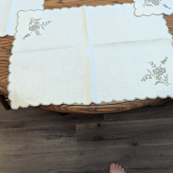 COPY - Irish Linen Vintage place mats and napkins. 4 of each. Floral Embroidery… - Picture 5 of 8